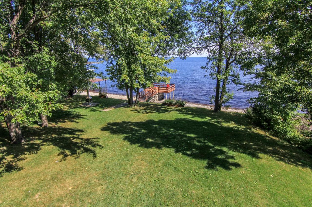 Magnifique Au Bord Du Lac-saint-jean Chalet Roberval